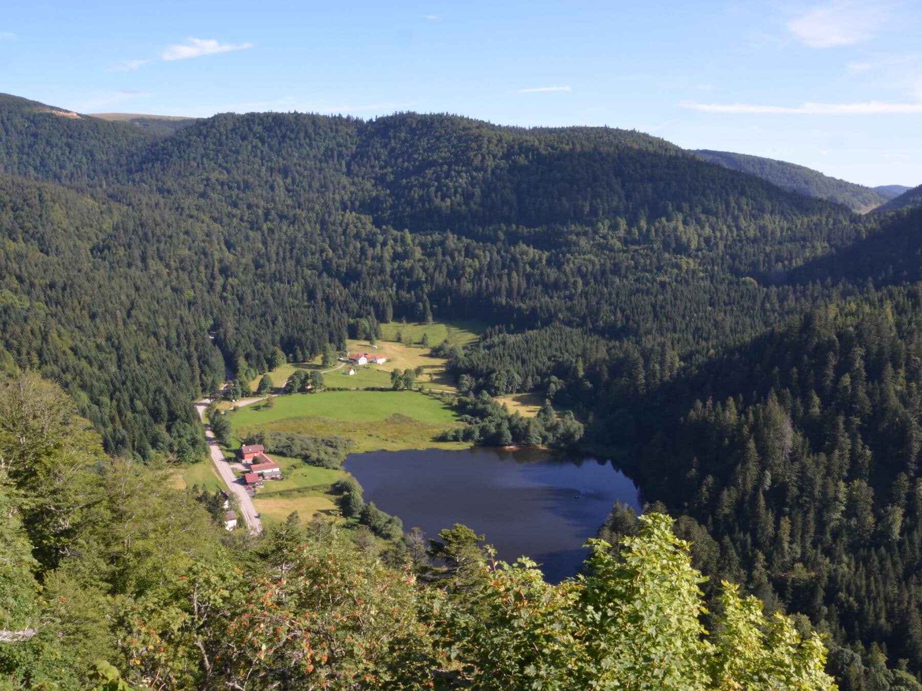 Le lac vu depuis les hauteurs