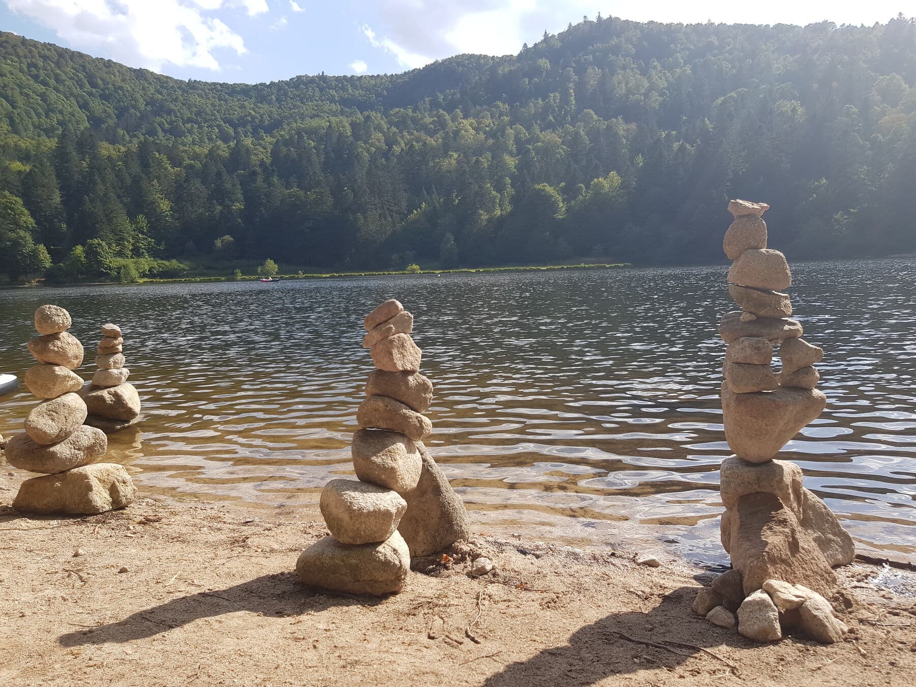 Les cairns de la rive