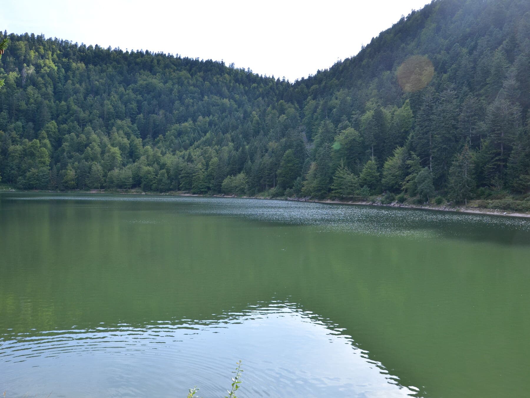 Le cirque qui enserre le lac