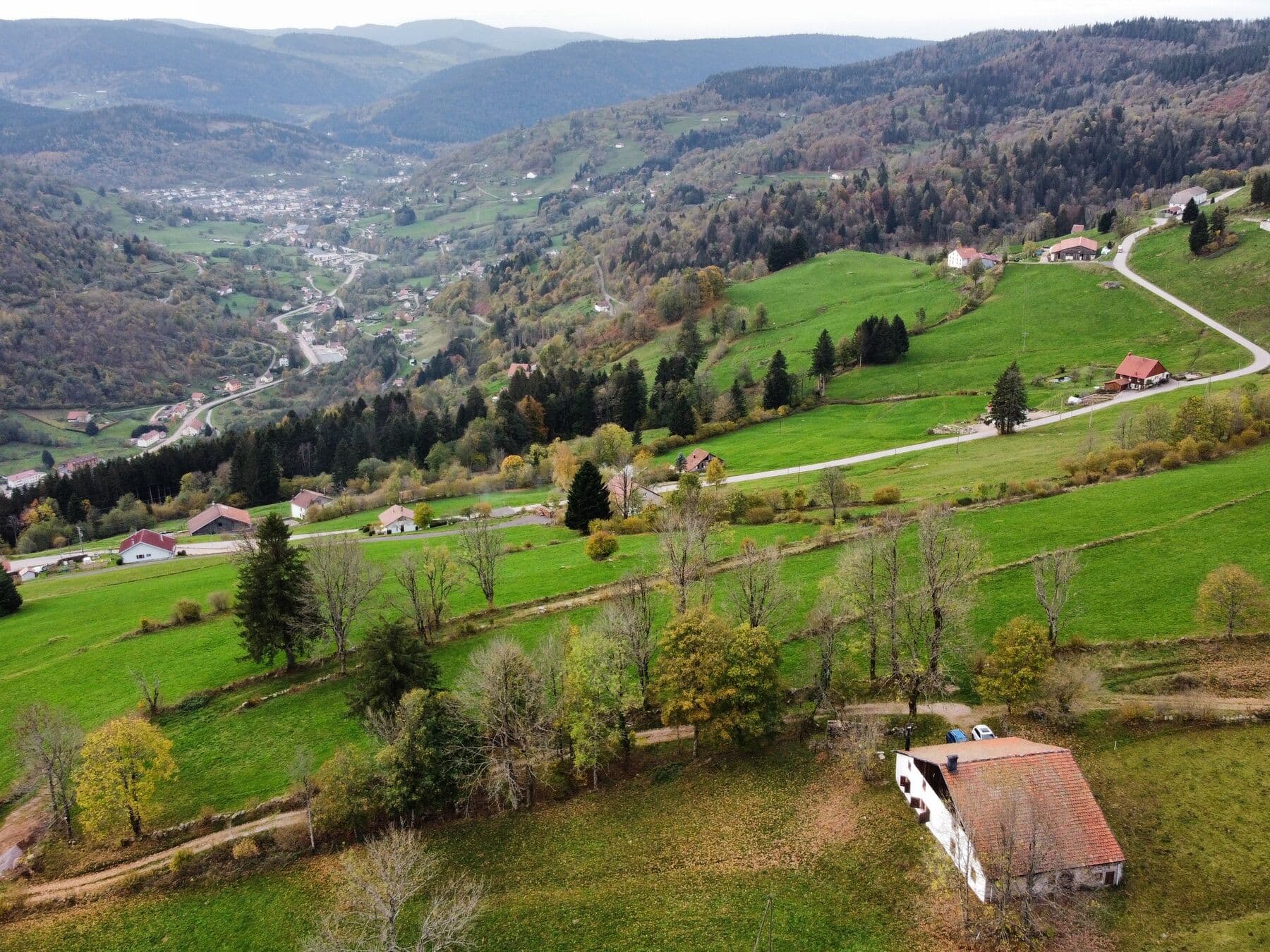 La vallée depuis le ciel au-dessus du Raindé