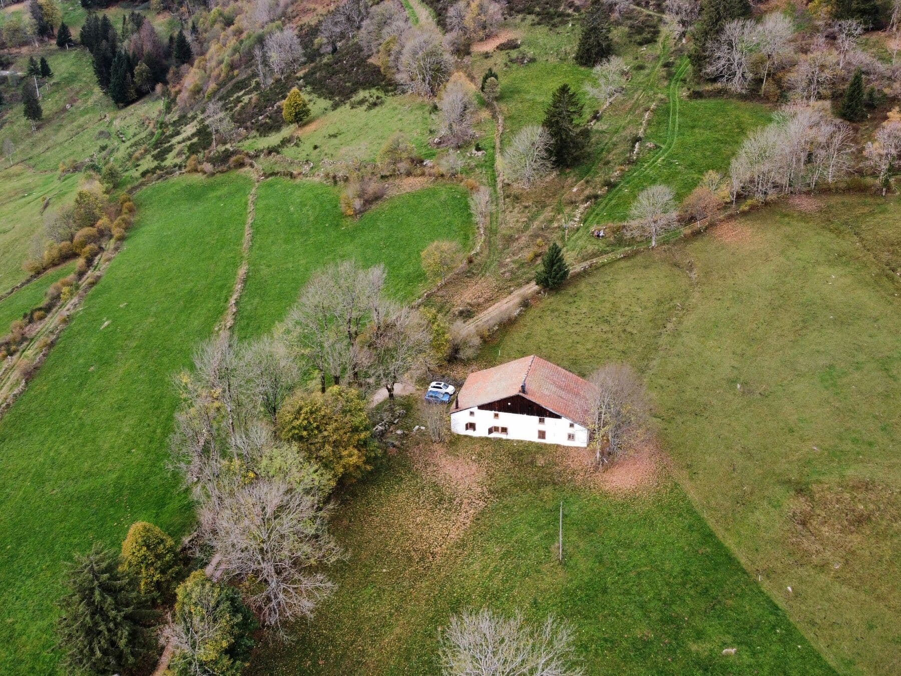 La ferme et son terrain vus du ciel