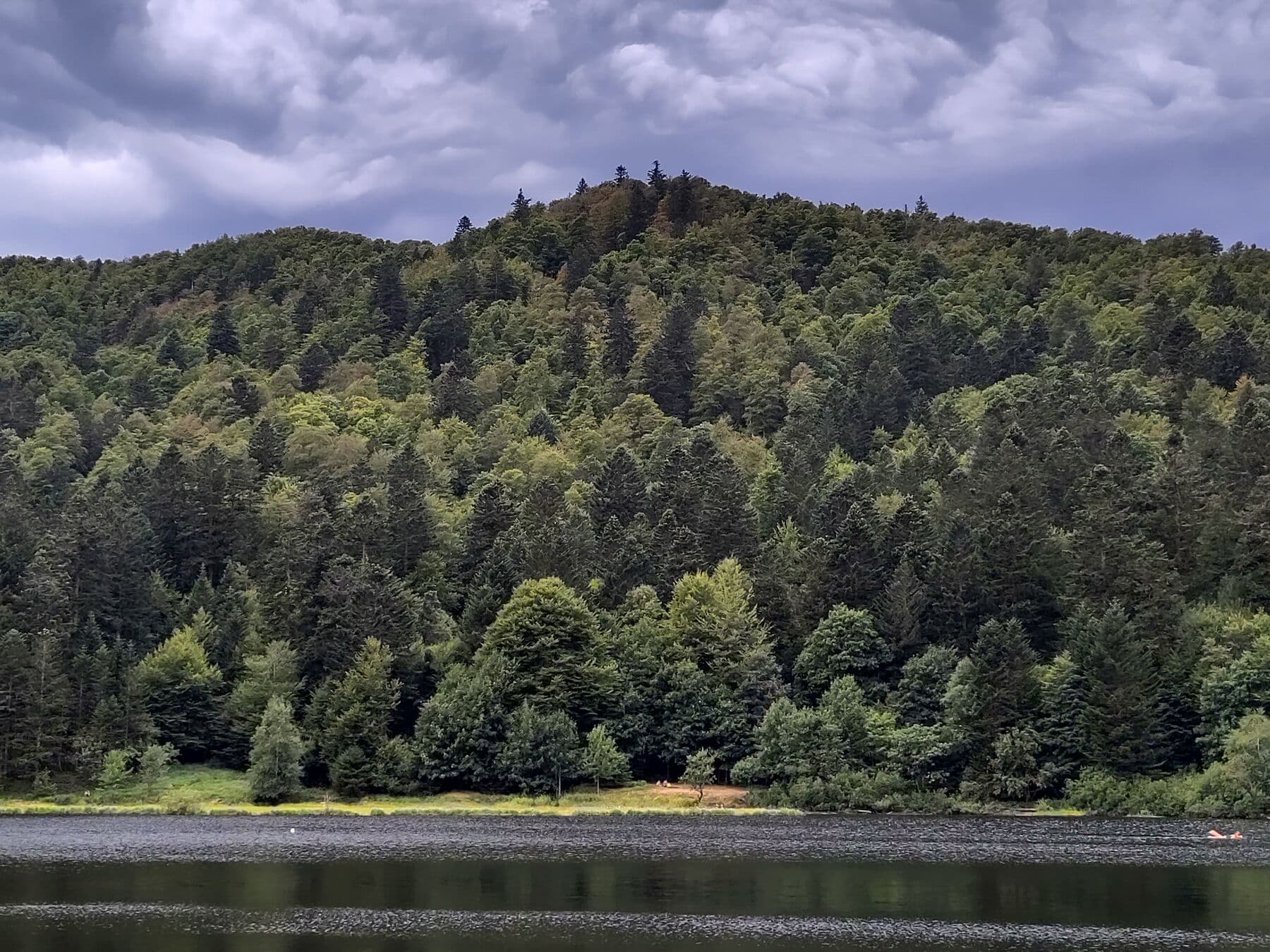 Le lac sous les nuages