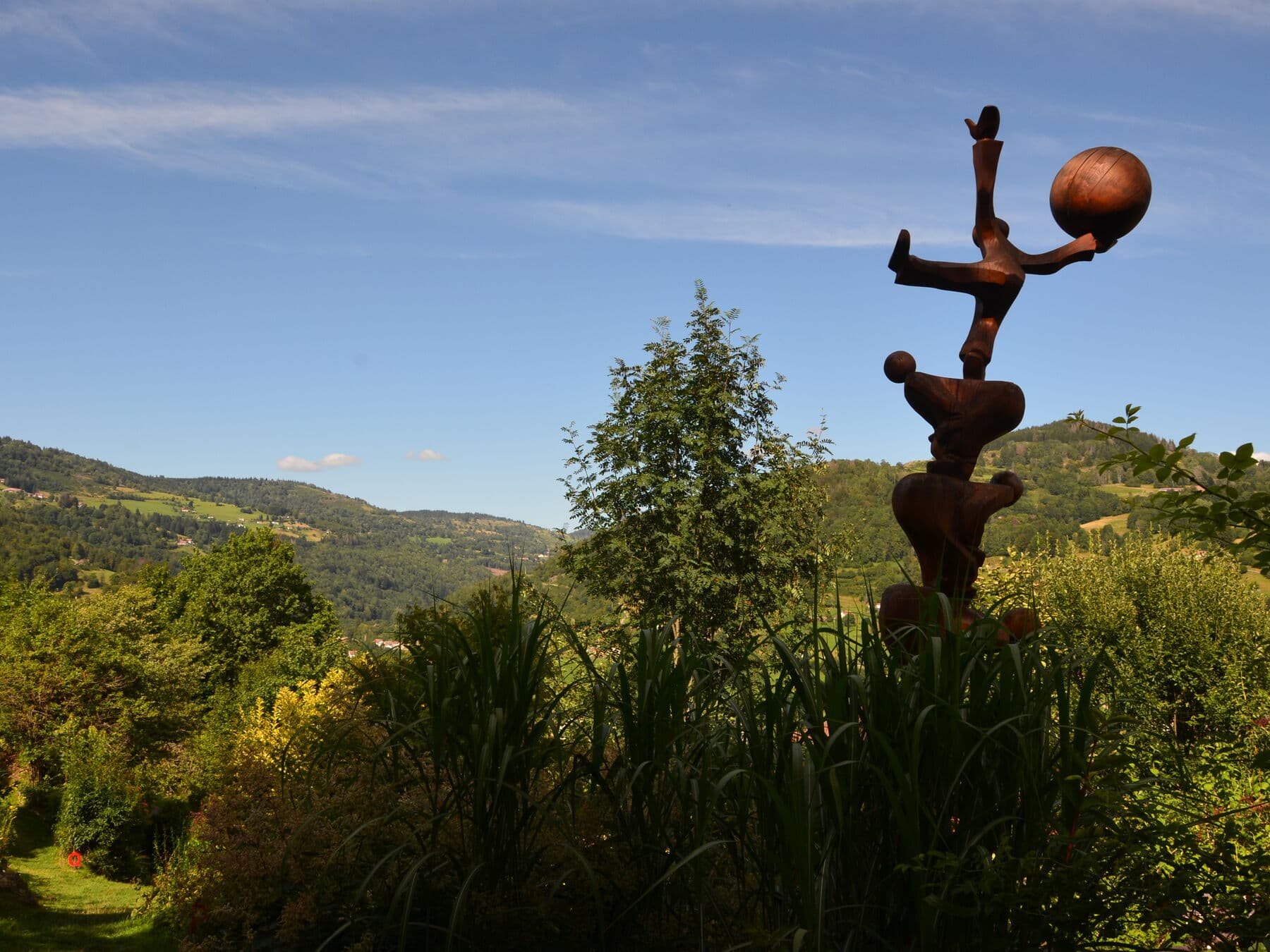Une sculpture face aux crêtes