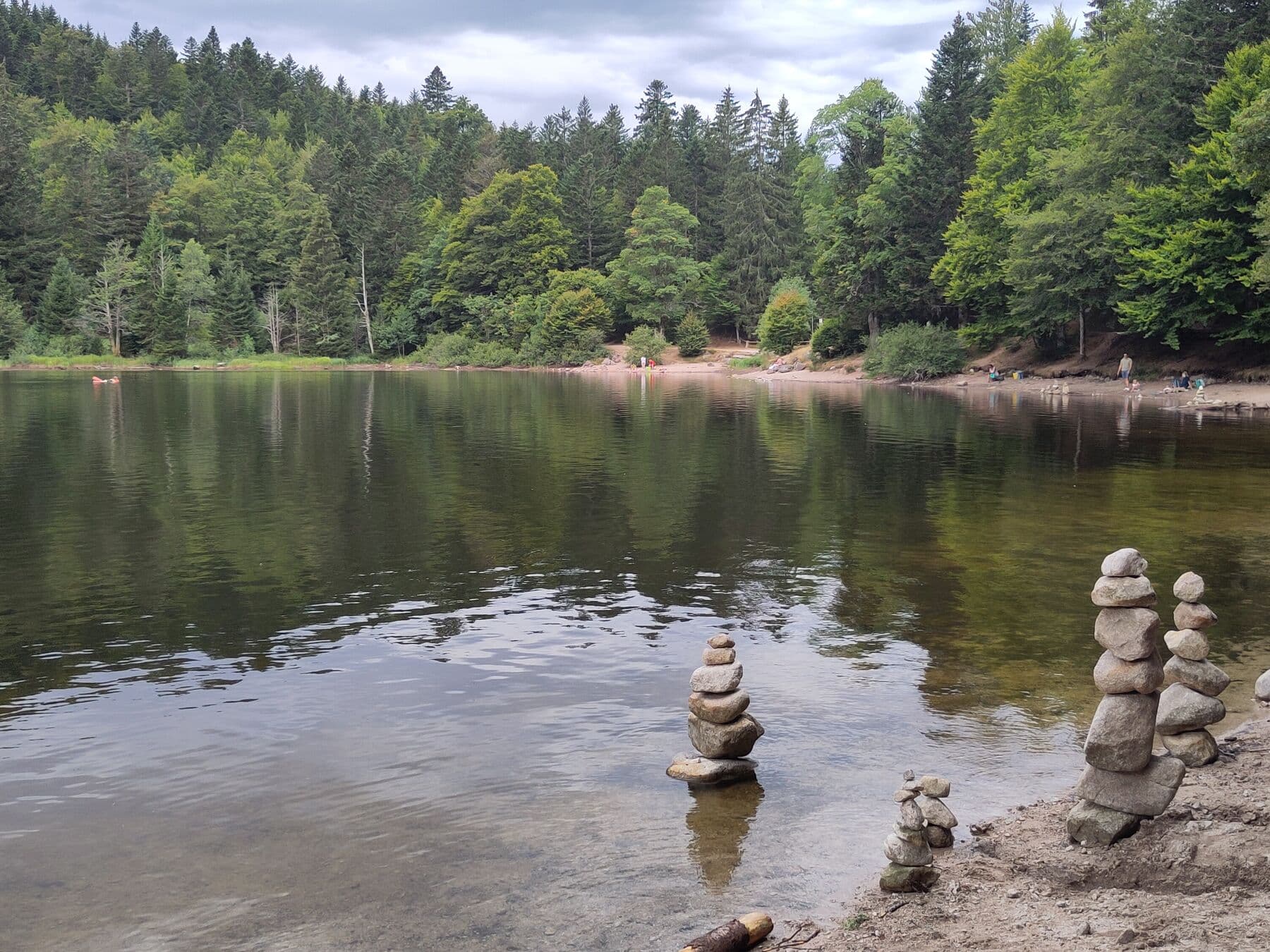 Reflets et cairns