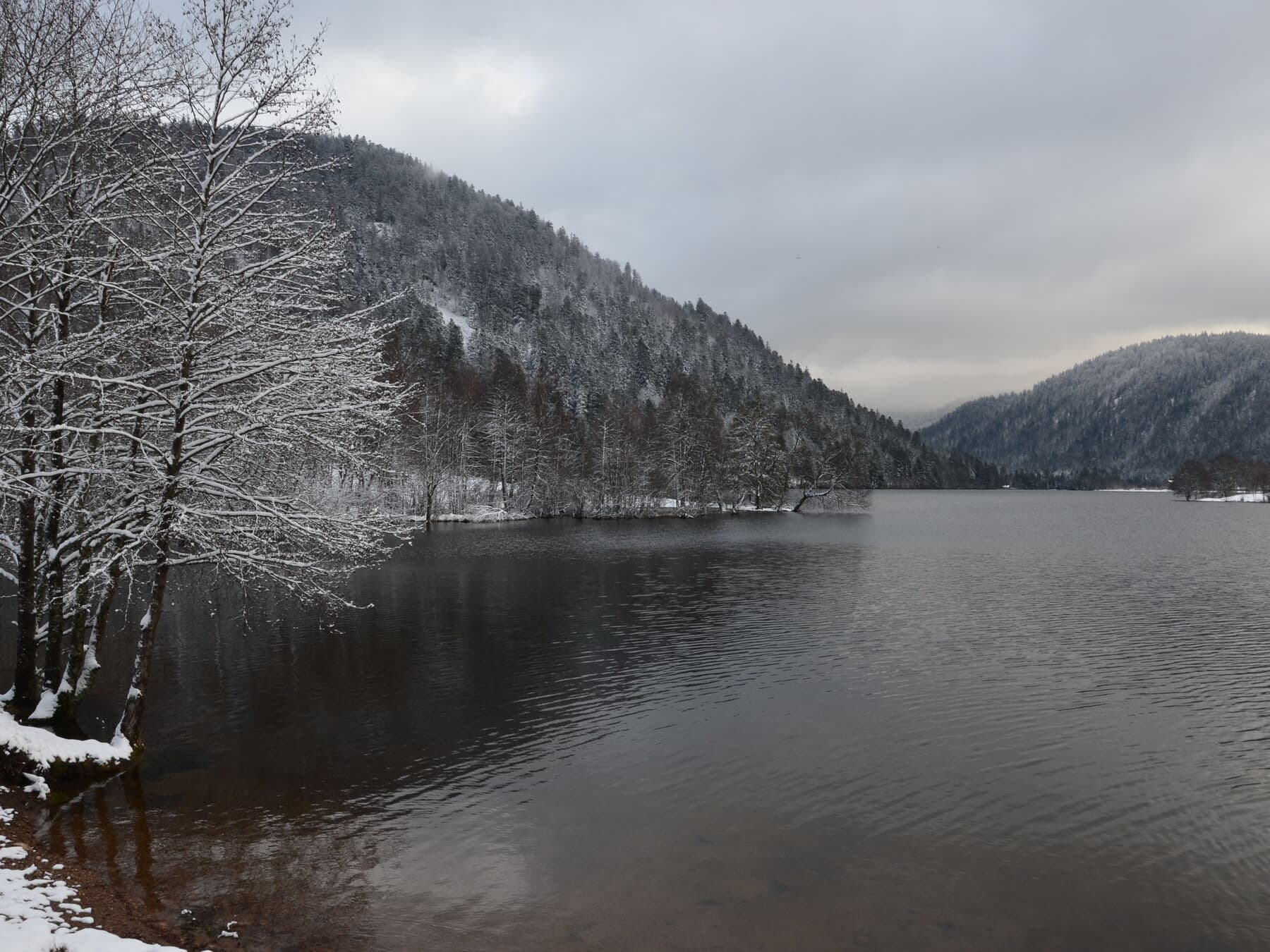 Le lac et les crêtes