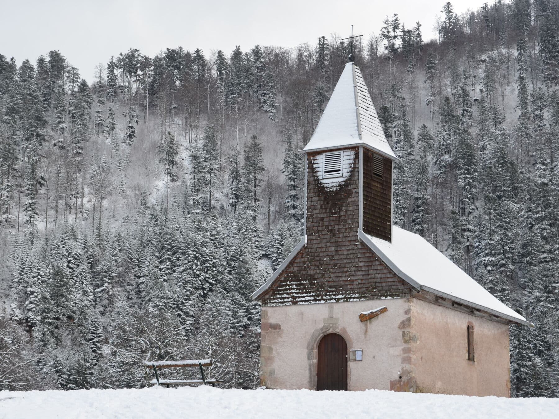 La chapelle sous la neige