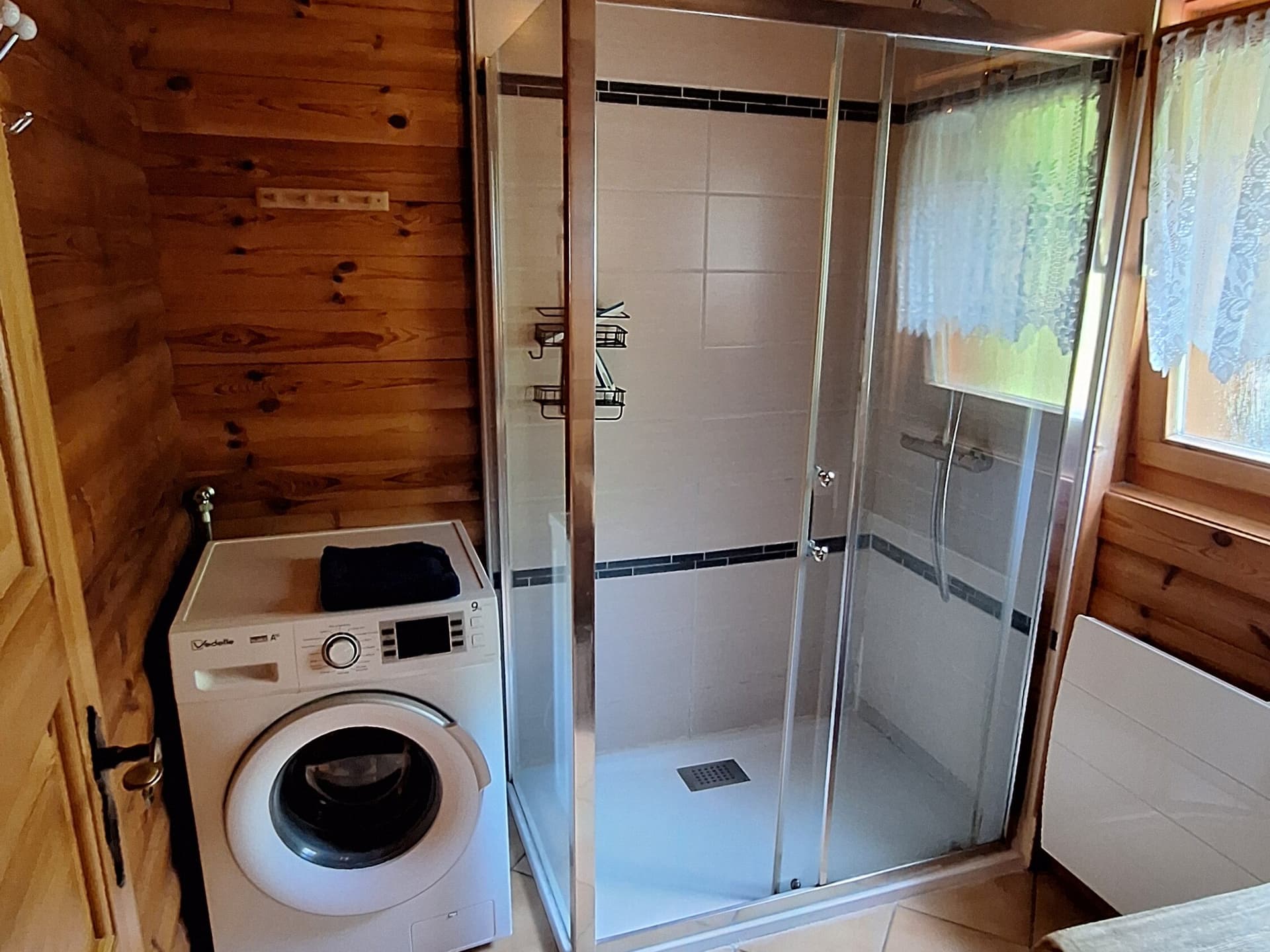 Salle d’eau avec douche et lave-linge