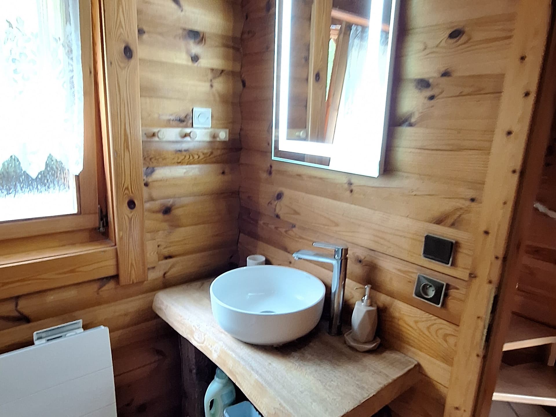 Lavabo et miroir de la salle d’eau