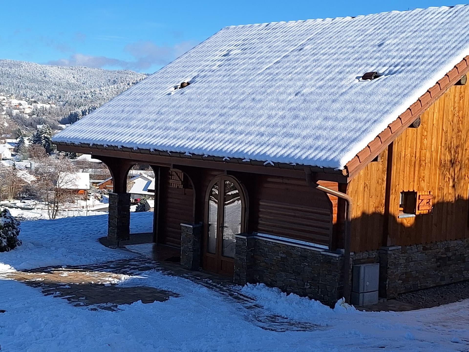 Le chalet sous la neige
