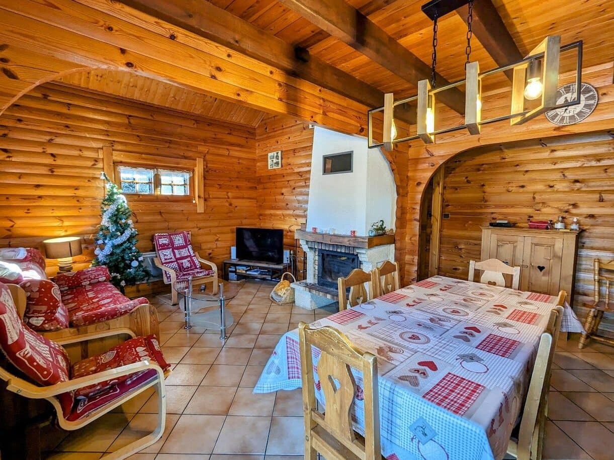 Séjour avec cheminée et table à manger