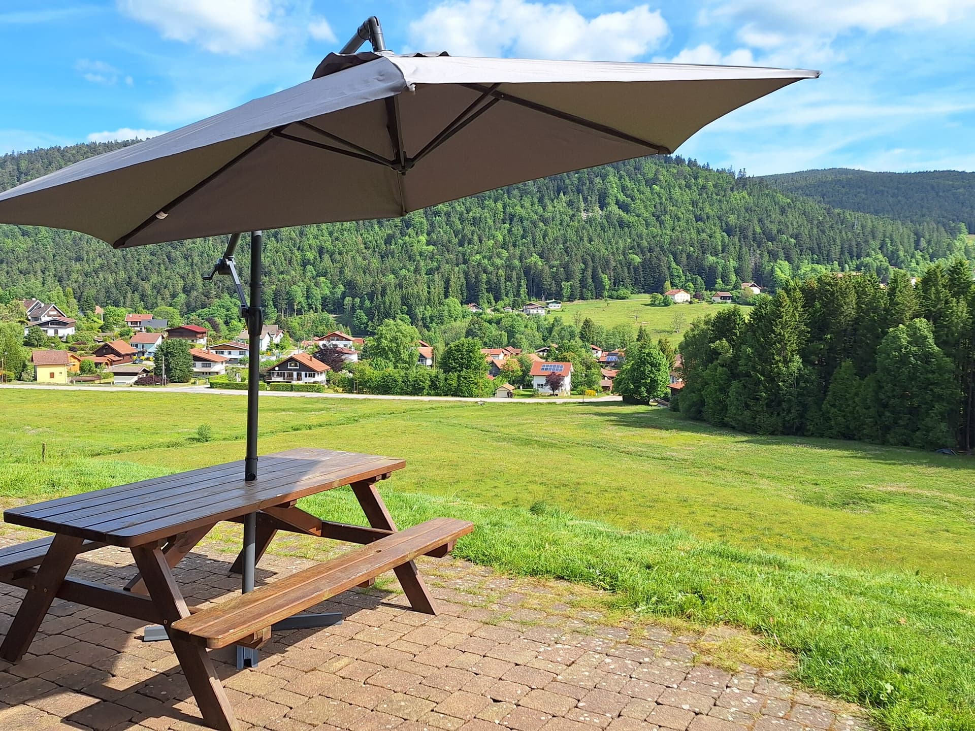 Terrasse avec table et parasol