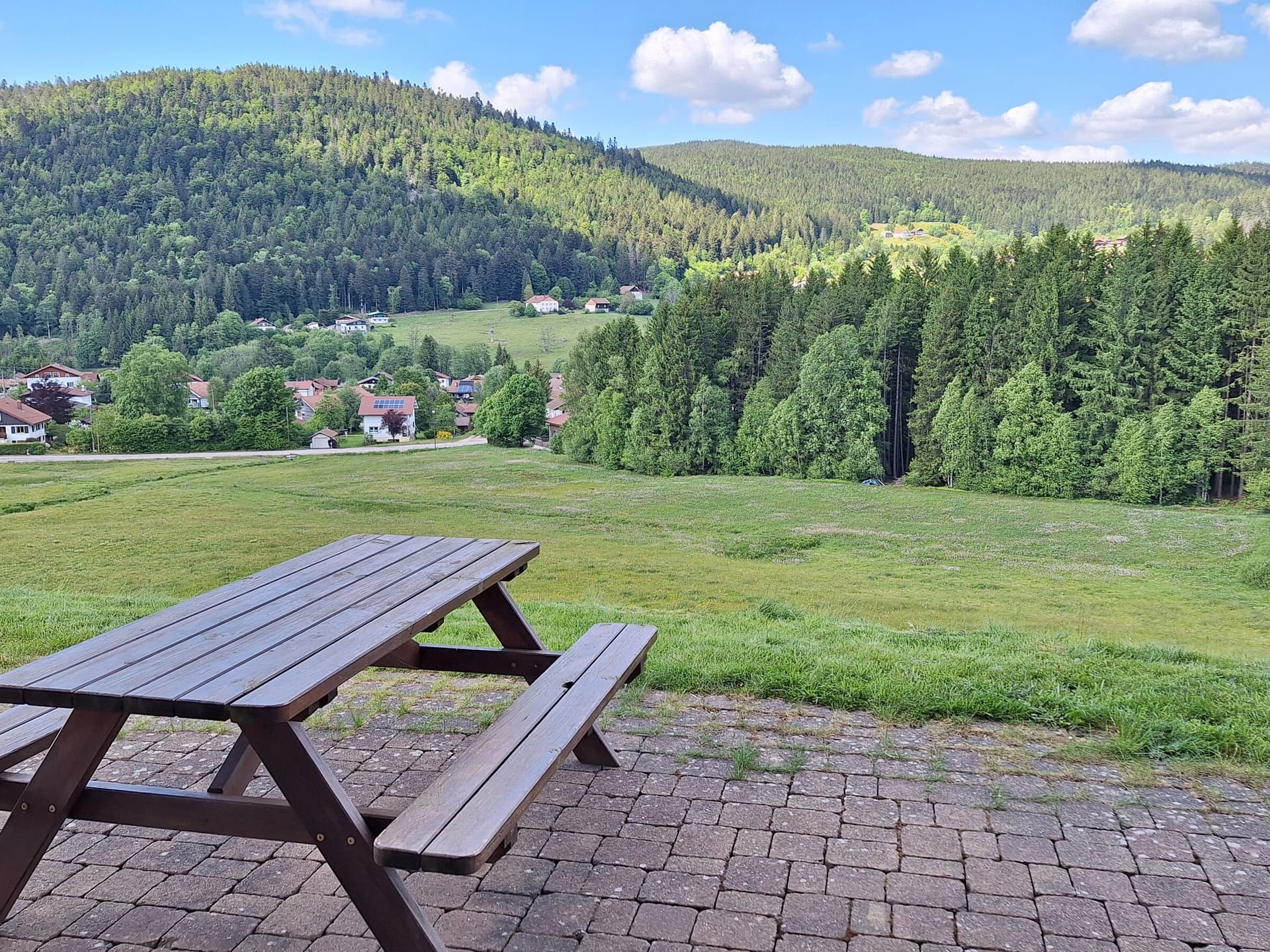 Table de terrasse face à la vallée