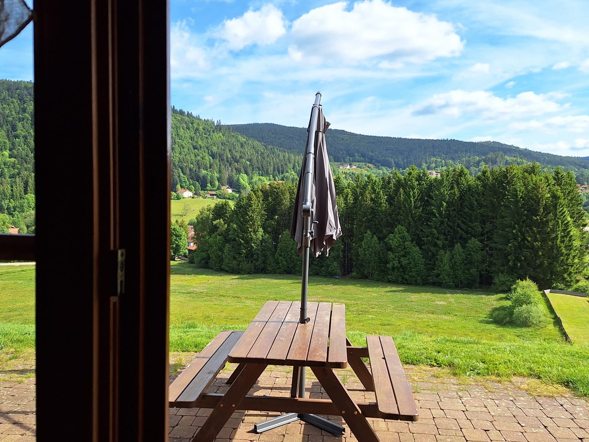 Vue sur la terrasse depuis le séjour