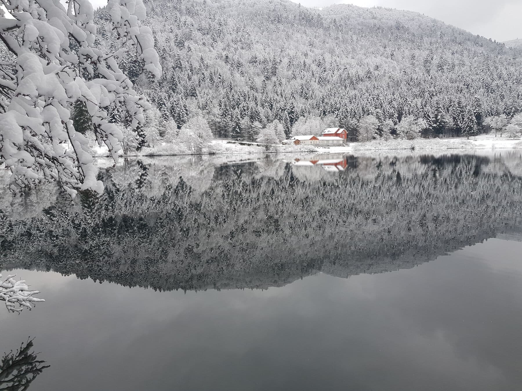 Les maisons sur la rive