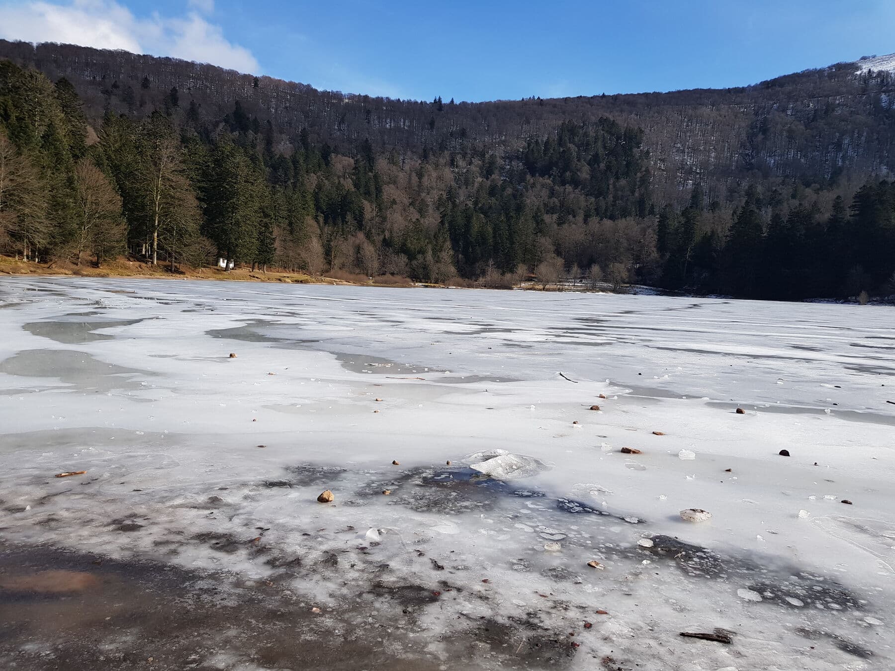 Le lac pris par la glace